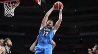 Luka Doncic saat melakukan rebound di laga Slovenia vs Jerman di perempat final bola basket putra Olimpiade Tokyo 2020 (AFP)