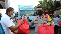 Kapolres Malang Kota AKBP Budi Hermanto menyerahkan bantuan sembako untuk masyarakat yang membutuhkan di masa berlakunya PPKM Level 4, Sabtu (24/7/2021). (Ist)