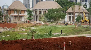 Pekerja menyelesaikan pengerjaan revitalisasi hutan kota di kompleks Gelora Bung Karno (GBK), Jakarta, Selasa (15/10/2019). Revitalisasi hutan kota yang akan dinamai Hutan Kota by Plataran ini segera selesai dan direncanakan dibuka pada 19 Desember 2019 mendatang. (Liputan6.com/Immanuel Antonius)