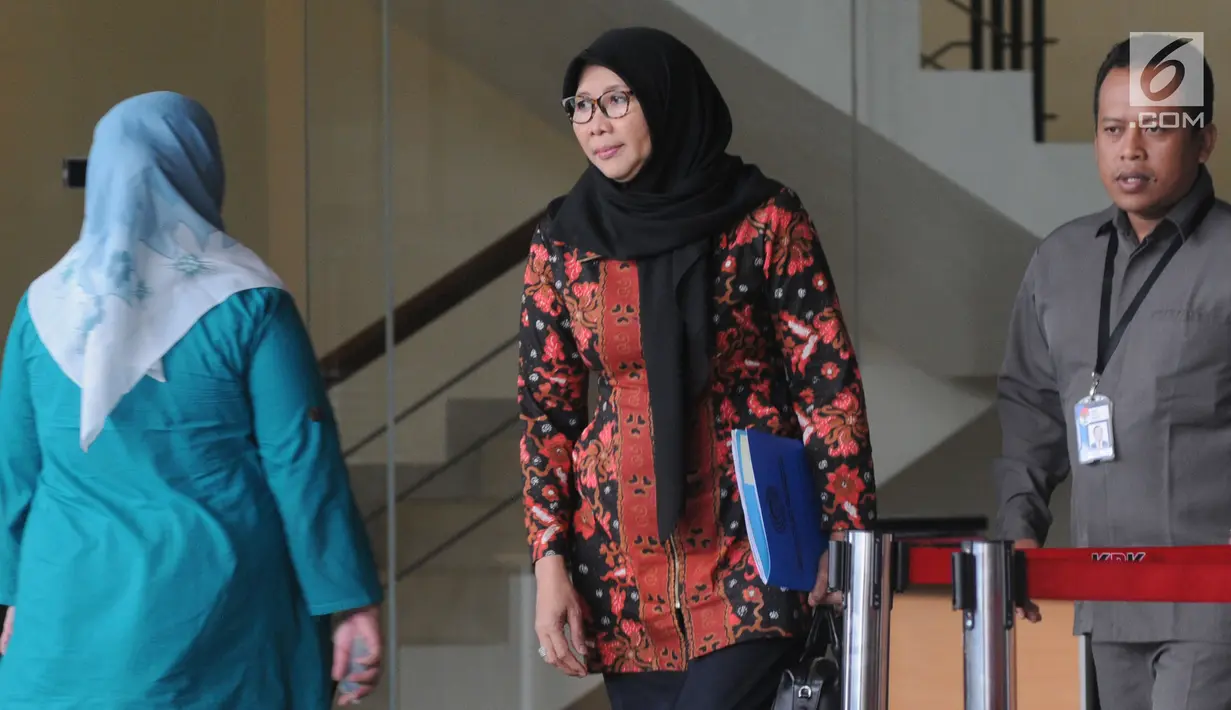 Direktur Jenderal Pemasyarakatan (Dirjen PAS) Sri Puguh Budi Utami usai menjalani pemeriksaan di KPK, Jakarta, Selasa (16/10). Sri Puguh diperiksa sebagai saksi tersangka  Direktur PT Melati Technofo Indonesia Fahmi Darmawansyah. (Merdeka.com/Dwi Narwoko)
