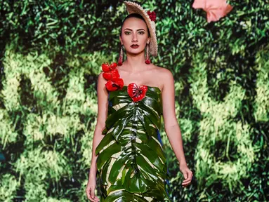 Seorang model memperagakan busana rancangan desainer Kolombia, Lina Palacios selama BioFashion Show di Cali  pada 17 November 2018. Ajang ini menampilkan gaun-gaun unik yang terbuat dari tanaman hidup, bunga dan unsur organik lain. (Luis ROBAYO/AFP)