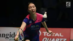 Tunggal Putri Korea Selatan, Sung Ji Hyun saat melawan Beiwen Zhang (Amerika Serikat) di Semifinal Indonesia Open 2017 di Jakarta, Sabtu (17/6). Sung Ji Hyun menang 21-10. 8-21, 21-10. (Liputan6.com/Helmi Fithriansyah)
