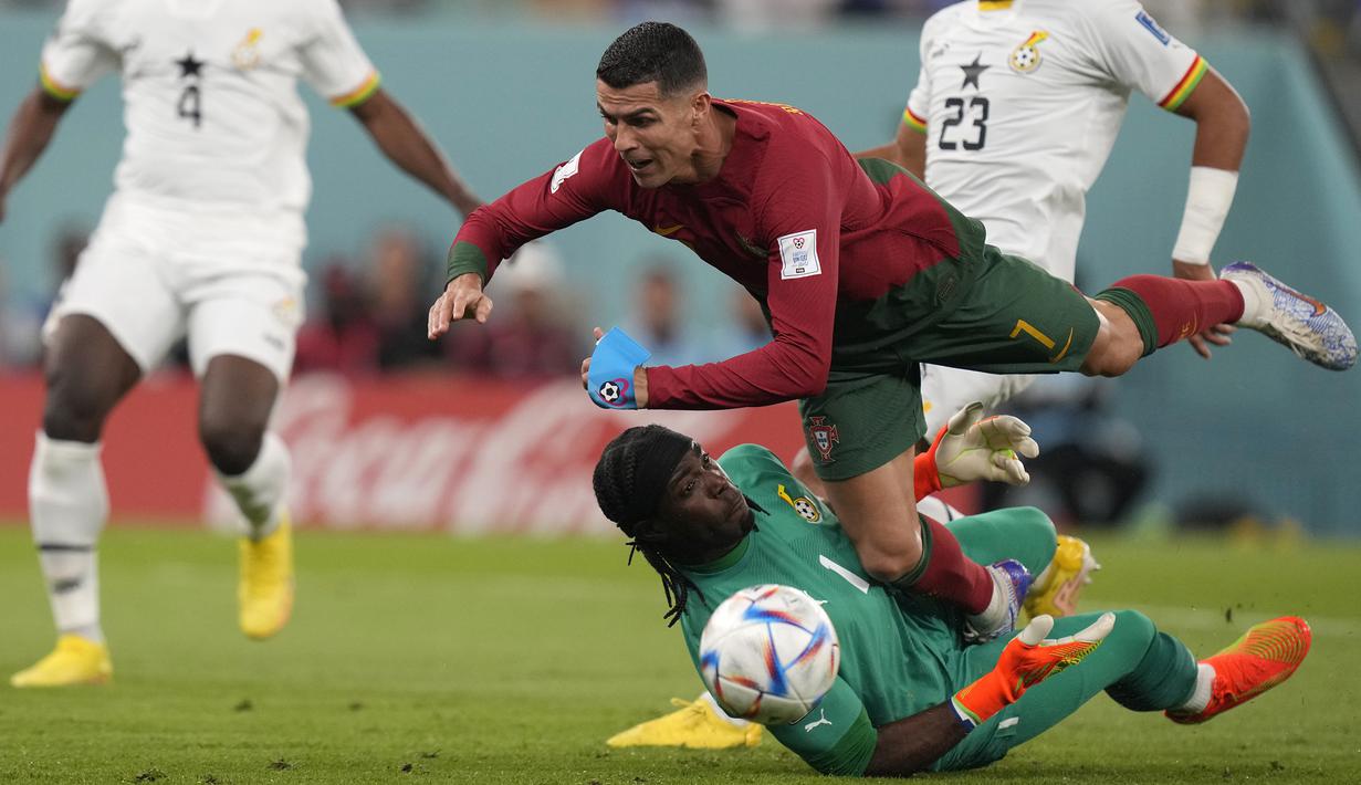 Setelah memutuskan berpisah dengan Manchester United, ambisi Cristiano Ronaldo untuk mencetak gol di laga perdana Portugal ini cukup tinggi. CR7 hampir saja membobol gawang Ghana pada menit ke-10 yang masih bisa digagalkan kiper. (AP Photo/Darko Bandic)