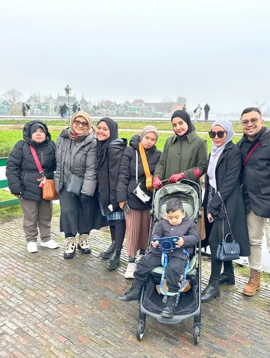 Berikut rombongan Zaskia dan Irwansyah saat menikmati liburan bersama sang ibunda dan saudara. [Instagram/irwansyah_15]