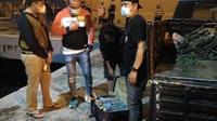 Miras jenis Cap Tikus yang disembunyikan di dalam koper berhasil dibongkar aparat di Pelabuhan Samudera Bitung, Sulut.