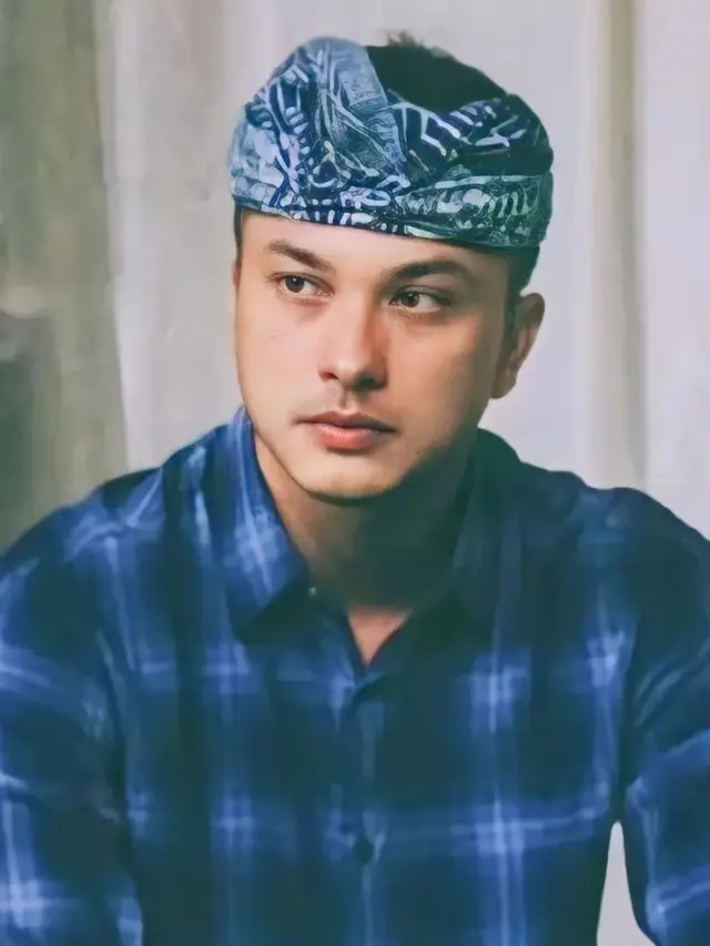 Nicholas Saputra Pakai Baju Adat