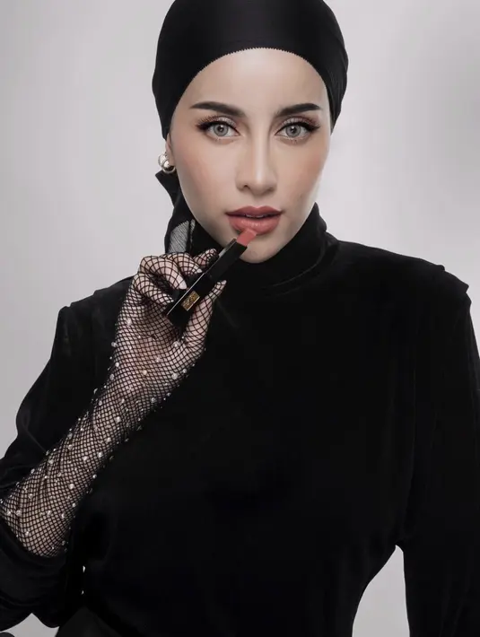 Sebagai seorang konten creator, Aghnia Punjabi banyak membagikan inspirasi makeup dan fashion pada akun media sosialnya. [Foto: Instagram/ Aghnia]