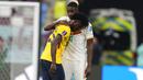 Pemain Ekuador, Jackson Porozo, dipeluk pemain Senegal Abou Cisse pada laga Grup A Piala Dunia di Stadion Khalifa, Doha, Selasa (29/22/2022). (AP/Natacha Pisarenko)