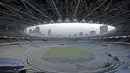 Pemandangan gedung pencakar langit dari dalam Stadion Utama Gelora Bung Karno yang sedang dalam tahap renovasi untuk persiapan Asian Games 2018, Selasa (23/5/2017). (Bola.com/Nicklas Hanoatubun)