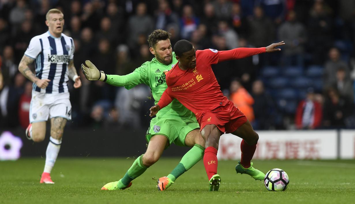 Kiper West Bromwich Albion, Ben Foster berebut bola dengan gelandang Liverpool, Georginio Wijnaldum. Pada laga tersebut West Bromwich Albion dan Liverpool sama-sama memakai skema 4-3-3. (EPA/Will Oliver) 