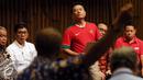 Caketum PSSI 2016-2010, Moeldoko (berdiri) menyimak pertanyaan panelis pada debat terbuka di Hall SCTV Tower, Jakarta, Selasa (4/10/2016). Rencananya, pemilihan Ketua Umum PSSI akan dilaksanakan pada 17 Oktober mendatang. (Liputan6.com/Helmi Fithriansyah)
