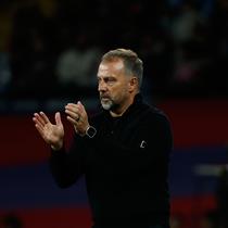 Pelatih Barcelona, Hansi Flick, bertepuk tangan saat pertandingan La Liga Spanyol&nbsp;melawan Elche di Barcelona, Spanyol, Senin,&nbsp;3 November 2025. (AP Photo/Joan Monfort)