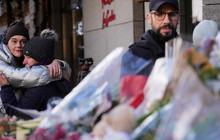 FOTO: Warga Berdoa dan Letakkan Karangan Bunga di Lokasi Kebakaran Crans Montana Swiss