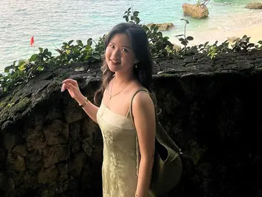 Felicia Tissue belum lama ini menikmati liburan di Bali. Perempuan kelahiran 9 Maret 1994 itu mengungkapkan rasa senangnya bisa melihat keindahan pulau tersebut. Feli terlihat begitu menawan dengan dress yang dipakainya saat menikmati liburan di pantai. (Liputan6.com/IG/@feliciatissue)