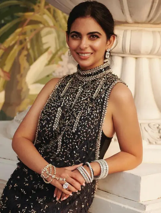 Tampaknya Isha Ambani memang tak pernah main-main dengan penampilannya. Di sini, Isha tampil mengenakan gaun hitam bertabur batu tanpa lengan rancangan Chanel. Ia memadukan penampilannya anting berlian super besar, cincin berlian, dan gelang-gelangnya yang tak kalah menarik perhatian. [Foto: Instagram/davincicode7]