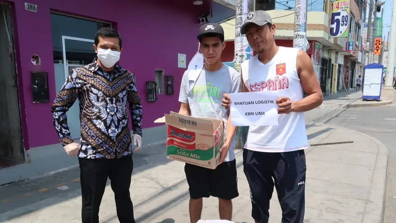Diplomat KBRI Lima menyalurkan bantuan untuk WNI terdampak kebijakan lockdown Virus Corona COVID-19 di Peru. (sumber: KBRI Lima / Kemlu RI)