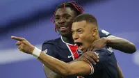 Striker Paris Saint-Germain, Kylian Mbappe (kanan) melakukan selebrasi bersama Moise Kean usai mencetak gol kedua timnya ke gawang AS Monaco dalam laga final Coupe de France 2020/2021 di Stade de France, Paris, Rabu (19/5/2021). PSG menang 2-0 dan menjadi juara. (AP/Christophe Ena)