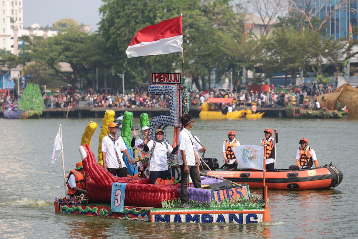 Kreasi Pasukan Oranye Sulap Sampah Plastik Jadi Perahu Unik