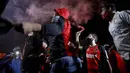 Suporter Newell's Old Boys melakukan aksi turun ke jalan di Rosario, Argentina, Kamis (27/8/2020). Dalam aksi tersebut mereka meminta klub memboyong kembali Lionel Messi. (AP Photo/Natacha Pisarenko)