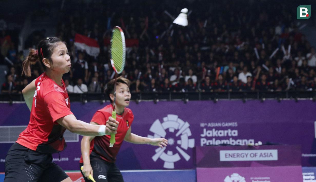 Pasangan Indonesia, Greysia Polii/Apriyani Rahayu saat melawan wakil Jepang, Yuki Fukushima/Sayaka Hirota pada Asian Games di Istora, Jakarta, Selasa (21/8/2018). Polii/Apriyani takluk dengan skor 21-13, 21-12. (Liputan6.com/Helmi Fithriansyah)