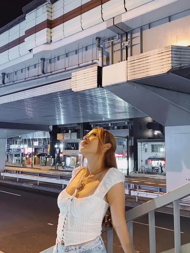 6 Inspirasi Gaya Vintage Feminin dari Nadin Amizah untuk Tampil Manis Sehari-Hari