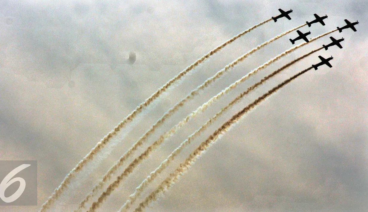 Tim aerobatik TNI AU The Jupiters melakukan manuver udara Cross Over Break saat Peringatan HUT TNI AU ke-70 di Lanud Halim Perdanakusuma, Jakarta,( 4/9). Sebanyak 60 pesawat unjuk kebolehan saat HUT ke-70 TNI AU. (Liputan6.com/Johan Tallo)