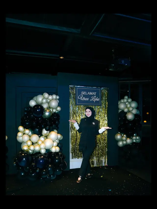 Aura Lady Boss Irish Bella dengan Outfit Serba Hitam di Surprise Birthday Party Sang Suami