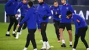 Gelandang Istanbul Basaksehir, Nacer Chadli (tengah) melakukan pemanasan saat mengikuti sesi latihan di Paris (7/12/2020). Istanbul Basaksehir akan bertanding melawan PSG pada grup H Liga Champions di Stadion Parc des Princes. (AFP/Franck Fife)