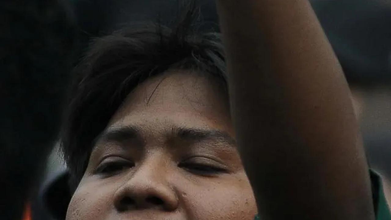 Salah satu anggota dari  Badan Eksekutif Mahasiswa Seluruh Indonesia (BEM SI) berorasi selama unjuk rasa di kawasan Patung Kuda.
