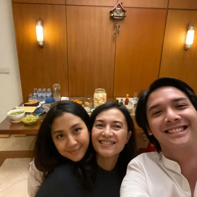 6 Potret Kebersamaan Sherina Munaf dan Ibunda, Bak Kakak Adik