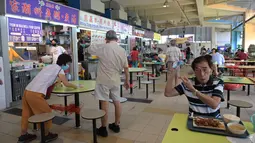 Suasana pusat jajanan (hawker) Tekka, Singapura, pada 17 Desember 2020. Budaya hawker atau jajanan kaki lima Singapura masuk dalam Daftar Warisan Budaya Takbenda UNESCO, menurut pernyataan Perdana Menteri Lee Hsien Loong melalui Facebook pada Rabu (16/12) malam. (Xinhua/Then Chih Wey)