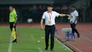 Pria asal Korea Selatan tersebut tak memperlihatkan kegirangannya meski Skuat Garuda Muda unggul 5-0 di babak pertama. (Bola.com/M Iqbal Ichsan)