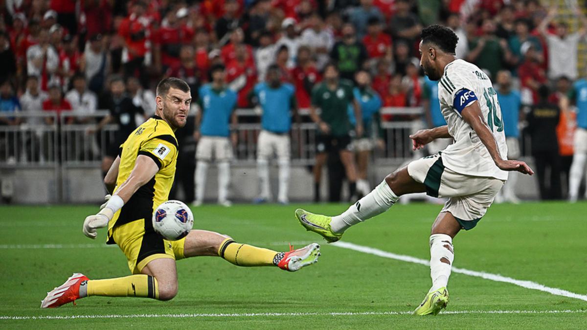 Foto: Perlawanan Sengit Timnas Indonesia Vs Arab Saudi di Kualifikasi Piala Dunia 2026, Sayang Skuad Garuda Kalah Tipis