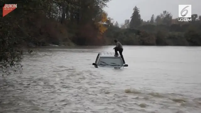 Sebuah mobil yang melitas di sungai Fraser terseret arus.