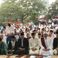 Wakil Gubernur DKI Jakarta Sandiaga Uno melaksanakan salat Idul Fitri di halaman Balai Kota DKI Jakarta. (Liputan6.com/Yunizafira Putri Arifin Widjaja)