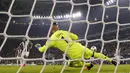 Gonzalo Higuain mecetak gol lewat penalti pada menit ke-13 saat Juventus bersua Lyon pada laga grup H Liga Champions di Juventus stadium, Turin, (2/11/2016). (AFP/Marco Bertorello)
