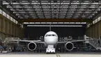 Sebuah pesawat Airbus A320neo bersiap untuk menjalani uji jarak menengah di hanggar Airbus, Saint-Martin-du-Touch, Toulouse, Perancis, (1/7/2014). (AFP PHOTO/ERIC Cabanis)