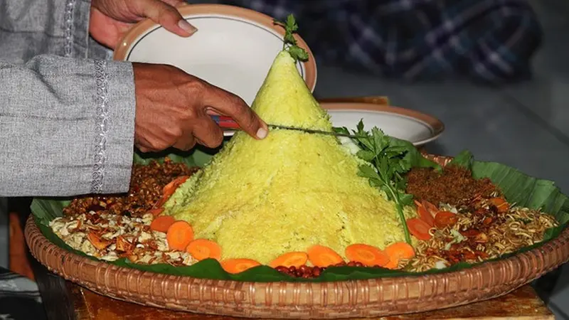 Nasi Kuning - Image by Mufid Majnun from Pixabay