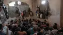 Sejumlah orang yang diduga mantan anggota ISIS ditahan di dalam sel penuh sesak di sebuah penjara selatan kota Mosul, Irak, 18 Juli 2017. Dalam foto itu puluhan pria dijejalkan ke dalam ruangan kecil yang gelap dan tidak berventilasi. (AP/Bram Janssen)