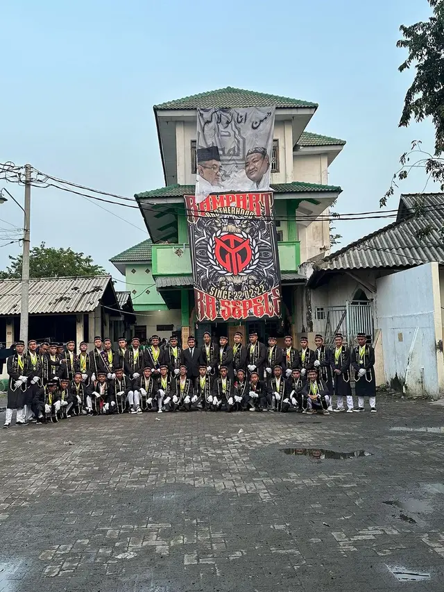 Potret wisuda Gus Bima anak Anwar Zahid (Sumber: Instagram/@_izzul_haq)