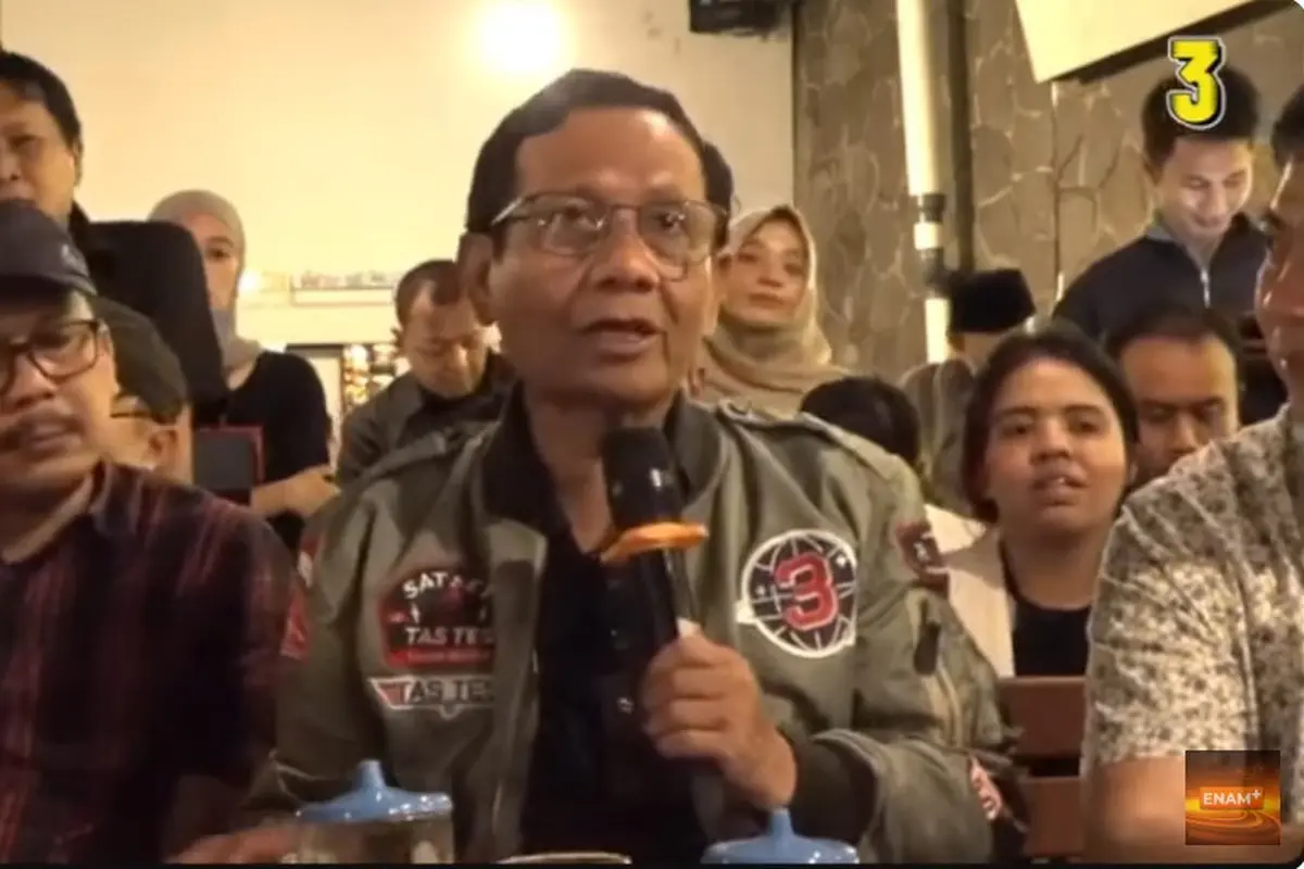 Calon Wakil Presiden (cawapres) nomor urut 03 Mahfud Md melakukan tanya jawab dengan pendukungnya dalam acara Tabrak Prof! di Semarang, Jawa Tengah, Selasa (23/1/2024).
