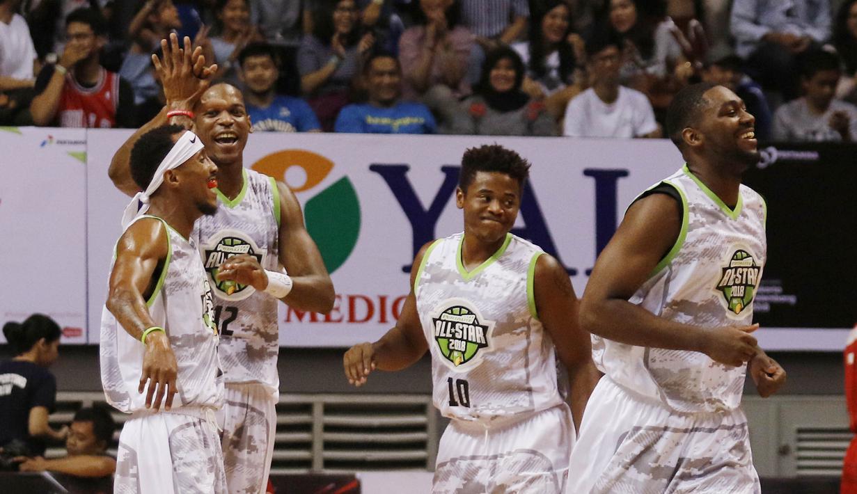 Pebasket Pelita Jaya, Chester Giles, merayakan kemenangan pada laga IBL All Star di Britama Arena, Jakarta, Minggu (7/1/2018). Dirinya menjadi MVP IBL All Star setelah menorehkan 40 poin dan 10 rebound. (Bola.com/M Iqbal Ichsan)