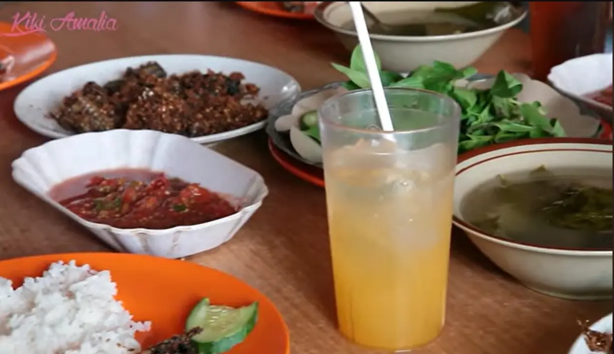 Bagi Kiki Amalia, makan belut ini merupakan momen pertamanya. Sebelumnya, ia belum pernah makan sama sekali. Selain belut goreng kering ada lalap, sayur asam dan sambal khas Sunda. [Youtube/Kiki Amalia]