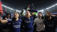 Para pemain Paris Saint-Germain (PSG) merayakan kemenangan mereka pada akhir matchday 7 League Phase Liga Champions 2024/2025 melawan Manchester City di Stadion Parc des Princes, Paris pada Rabu 22 Januari 2025 waktu setempat atau Kamis (23/1/2025) dini hari WIB. (Franck FIFE/AFP)