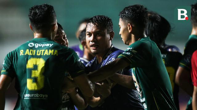Foto: Gesekkan Antar Pemain, Persebaya Surabaya Akhirnya Libas Persib Bandung 3-0 di Pertandingan Pekan ke-16 BRI Liga 1