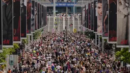 Ribuan Swifties --sebutan bagi penggemar Taylor Swift-- memadati Stadion Wembley di London pada Kamis (15/8). (AP Photo/Alastair Grant)