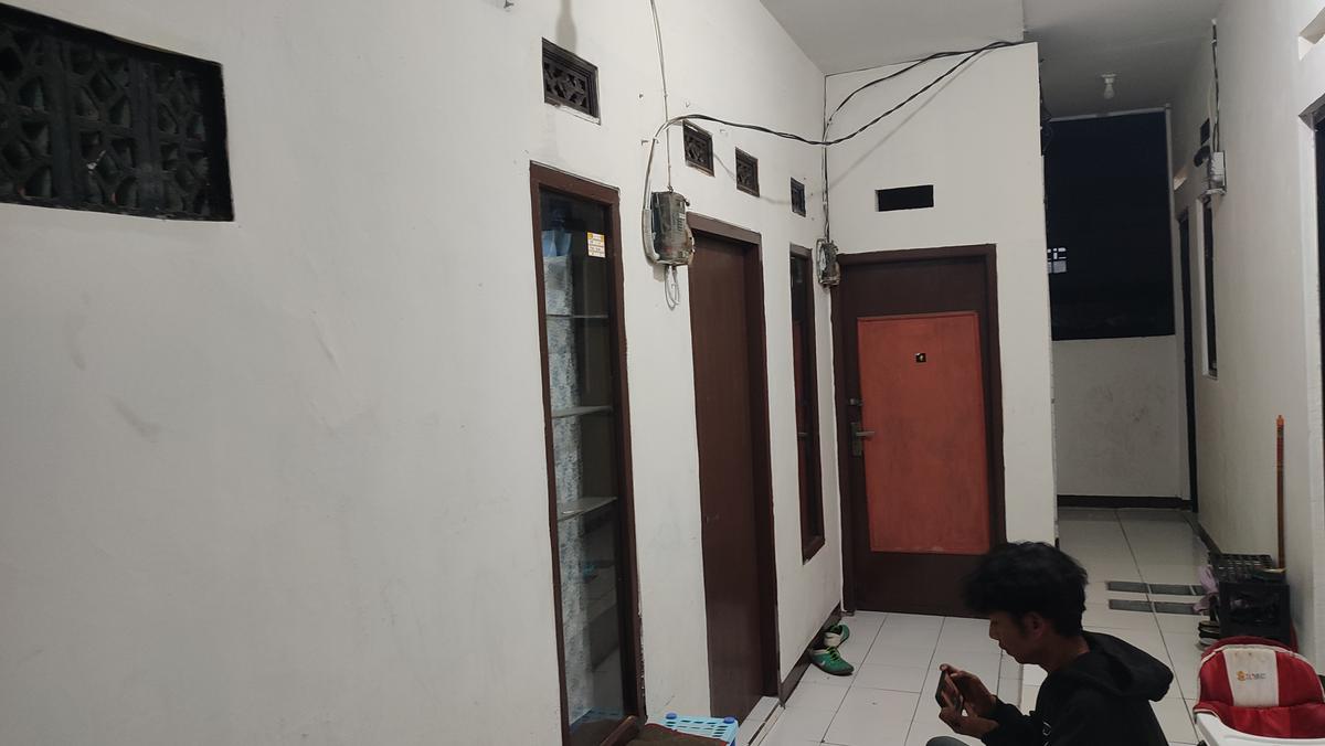 Rumah kontrakan digeledah densus 88. (merdeka.com/Azzura Galexia).