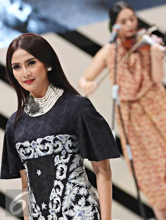 Aktris Maudy Koesnaedi mengenakan busana Iwan Tirta Private Collection di Senayan City, Jakarta, Rabu (20/4). Senayan City mempersembahkan The Iconic Women, yaitu penghargaan kepada 10 Kartini masa kini. (Liputan6.com/Immanuel Antonius)