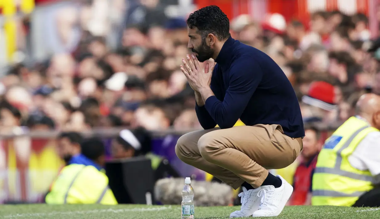Pelatih Manchester United, Ruben Amorim jongkok di pinggir lapangan saat laga lanjutan Liga Inggris 2024/2025 melawan West Ham di Old Trafford, Manchester, Inggris, Minggu (11/05/2025) waktu setempat. (AP Photo/Ian Hodgson)