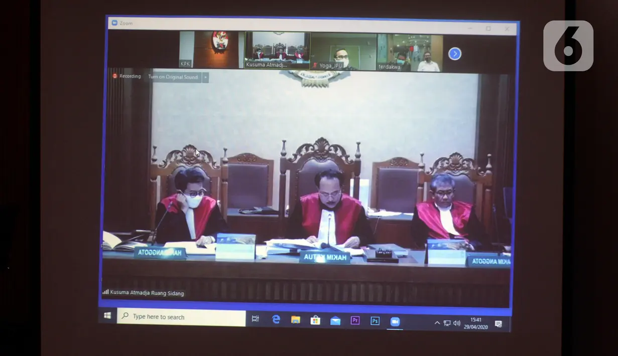 Layar menayangkan Majelis Hakim membacakan putusan terhadap mantan anggota DPR Sukiman dalam sidang secara online di Gedung KPK, Jakarta, Rabu (29/4/2020). Sukiman diduga menerima suap terkait pengurusan dana perimbangan APBN-P 2017 dan APBN 2018 Kabupaten Pegunungan Arfak. (merdeka.com/Dwi Narwoko)